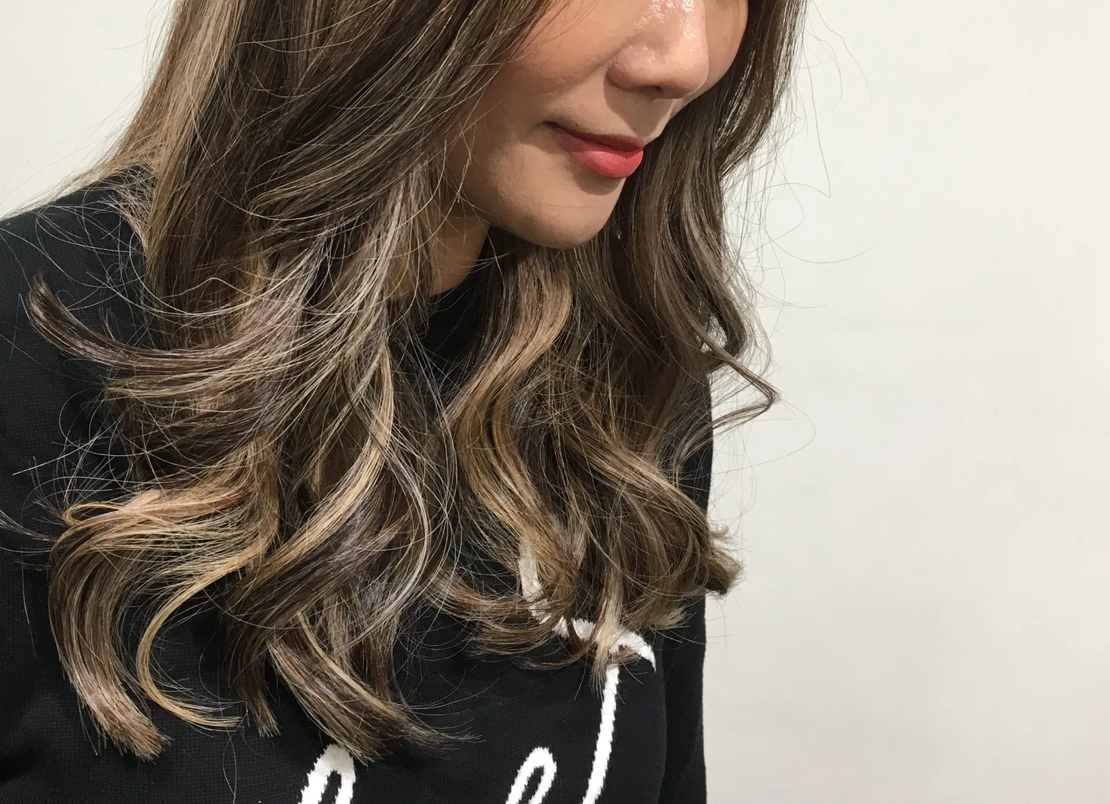 Ash brown highlighted wavy lob