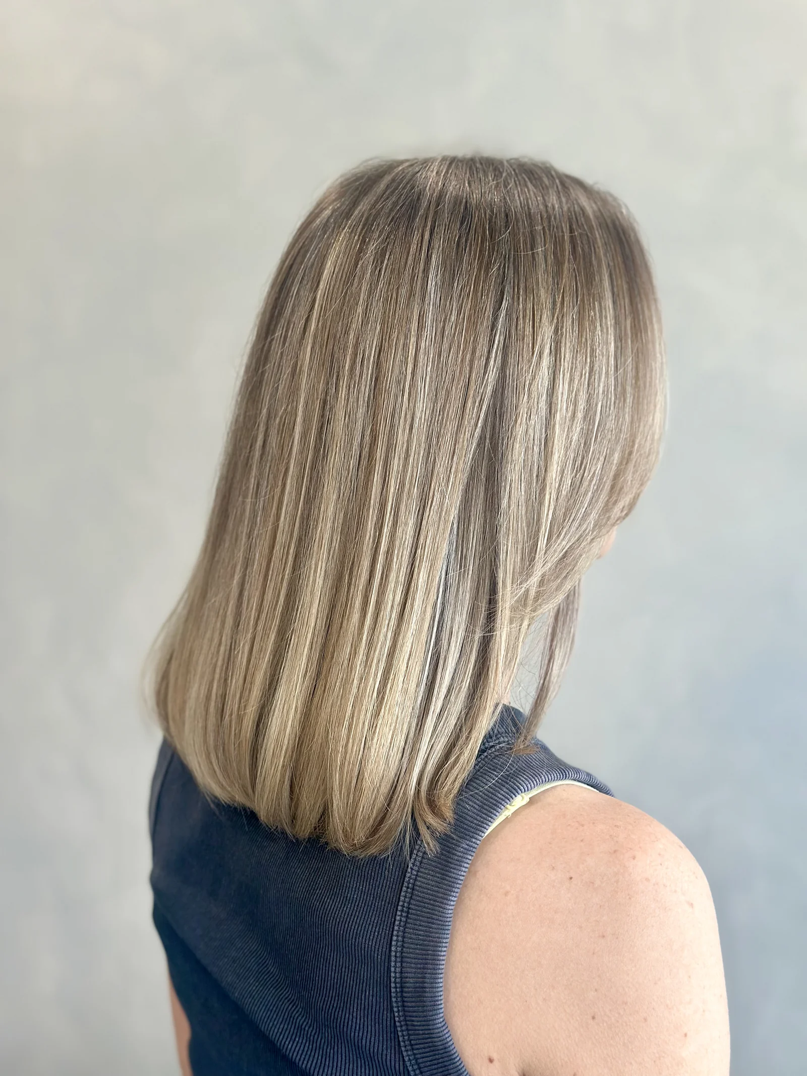 Ash mushroom blonde lob cut